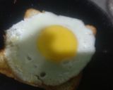 A picture of step 5 of Half fry omellete with 🍞bread.