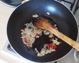 Foto langkah ke 3 dari resep Tumis jamur bumbu kecap.