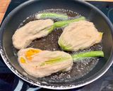 Une image de l'étape 3 de Beignets de fleurs de courgette.