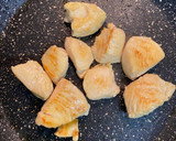 Foto del paso 3 de la receta: Pollo con salsa de pimientos de piquillo y patatas hechas en airfryer