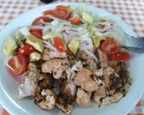 Foto del paso 2 de la receta: Cubitos de pollo con ensalada de palta, cebolla y tomates 💕