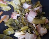 Hình bước làm 3 của món Dưa cải muối xào ba chỉ