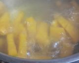 Hình bước làm 1 của món Canh nấm hải sản bí đỏ