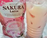 Foto langkah ke 6 dari resep Iced Sakura Latte.