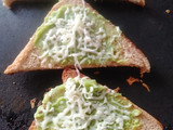 ચીઝી ગાર્લિક બ્રેડ (Cheesy Garlic Bread Recipe In Gujarati)