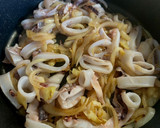 Foto del paso 2 de la receta: Guiso de calamares en vino tinto 🦑🍷
