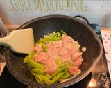 รูปขั้นตอนการทำที่ 5 ของ อกไก่ผัดพริกหนุ่ม ￼
