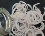 A picture of step 1 of Lacha pyaaz.