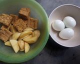 Foto langkah ke 1 dari resep Semur Telur Tahu Kentang.