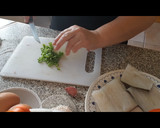 Foto del paso 3 de la receta: Bacalao con pasas, piñones y huevo duro