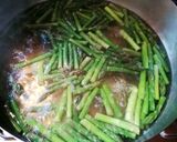 Foto del passaggio 1 della ricetta Spadellata di Salsiccia ed asparagi
