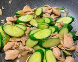 小黃瓜炒雞腿肉的食譜步驟4照片