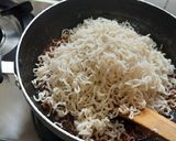 A picture of step 7 of Maggi noodles mix vegetables Chinese Hakka noodles style.