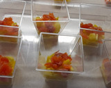 Foto del paso 2 de la receta: Ensalada de fruta, salmón y gambas -con salsa de yogur-