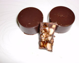 Foto del paso 6 de la receta: Bombones de chocolate blanco y frutos rojos y chocolate negro con frutos secos