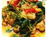 รูปขั้นตอนการทำที่ 4 ของ 🐟ผัดกะเพราปลาดอลลี่ชุบแป้งทอด Fried Dolly Fish with Basil