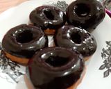 Foto langkah ke 5 dari resep Donat empuk topping coklat.