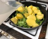 Foto del paso 3 de la receta: Judías verdes con patatas, aderezo VIDALIM y medallones de merluza a la plancha