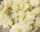A picture of step 2 of Aloo paratha.