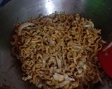 Foto langkah ke 4 dari resep Mie goreng kol telur.