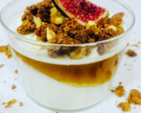 Foto del paso 5 de la receta: Mousse de requesón con gelatina de miel y crumble de nueces