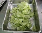 Une image de l'étape 5 de Salade de concombre mariné à la crème, persil et oignon rouge.