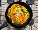 Foto del paso 10 de la receta: Guarnición de verduras con lomo de res mechado bardeado
