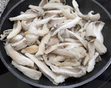 Foto del paso 3 de la receta: 🍄 setas con langostinos guindilla y huevos