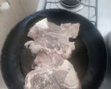 Foto del paso 1 de la receta: Chuletas encebollada con huevos fritos