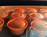 Foto del paso 3 de la receta: Macetitas cupcakes de chocolate con nata de colores