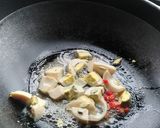 Foto langkah ke 2 dari resep Goreng Nasi Kuning campur Telur rebus.