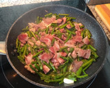 Foto del paso 3 de la receta: Revuelto de espárragos trigueros (mar y tierra)