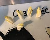 Une image de l'étape 2 de Salade d endives au thon et tomates séchées sauce noix et framboise.