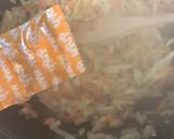 Une image de l'étape 1 de Wok de légumes avec des sachets de nouilles chinoise instantanées.