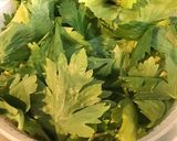 Une image de l'étape 1 de Pesto de céleri branche à l ail,pistaches et parmesan.