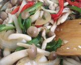 Foto del paso 6 de la receta: Japanese shimeji (hongos) pimientos rojos, verdes!