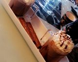 صورة لخطوة 1 من وصفة ميلك شيك سنيكرز