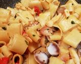 Foto del passaggio 8 della ricetta Calamarata vongole e calamari