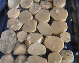 Foto del paso 5 de la receta: Lubina a la sal con patatas panadera