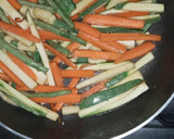 Foto del paso 2 de la receta: Verduras Salteadas, para acompañar un lomo de cerdo mechado
