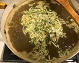 Foto del paso 4 de la receta: Sopa de cubitos con quinoa negra y fideos tostados