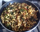 Foto del passaggio 2 della ricetta Riccioli con ragù di sgombro, cime di rape e ricotta salata
