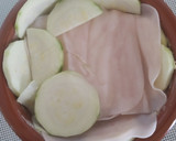 Foto del paso 2 de la receta: Cazuelita de calabacín con York y queso, acompañada de ensalada