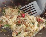 Foto langkah ke 2 dari resep Tumis Pedas Timun Telur.