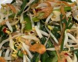 Foto langkah ke 5 dari resep Tumis Toge daun Kucai.