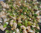 Foto del paso 1 de la receta: Empanadas de Pollo al Verdeo
