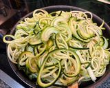 Foto del paso 4 de la receta Espaguetis de calabacín con ajo, tomates cherry y parmesano 🥒🍝