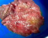 Foto del paso 2 de la receta: Carpaccio de ternera con brotes tiernos de rúcula y parmesano