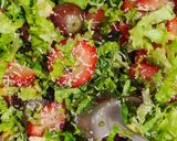 Foto del paso 3 de la receta: Ensalada de lechuga, fresas y uvas