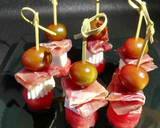 Foto del paso 6 de la receta: Brochetas de sandía, jamón, queso y cherrys